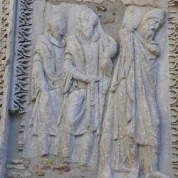 Rome, Arch of the Bankers, Captives