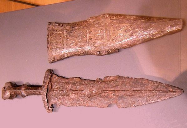 Vechten, Dagger and scabbard