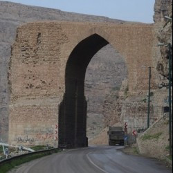 Pol-e Dokhtar, Standing arch