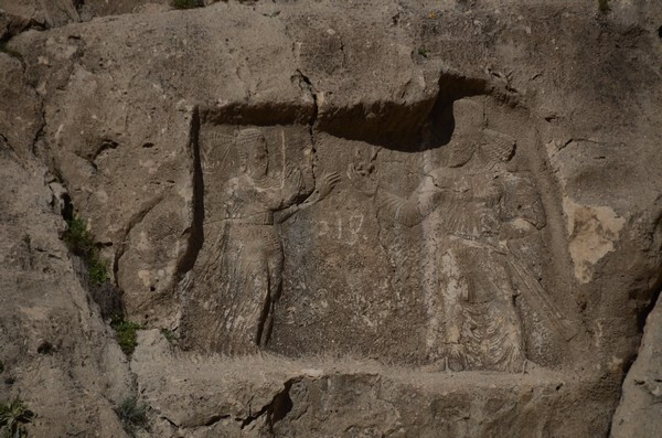 Barm-e Dilak, Relief I: queen, flower, king