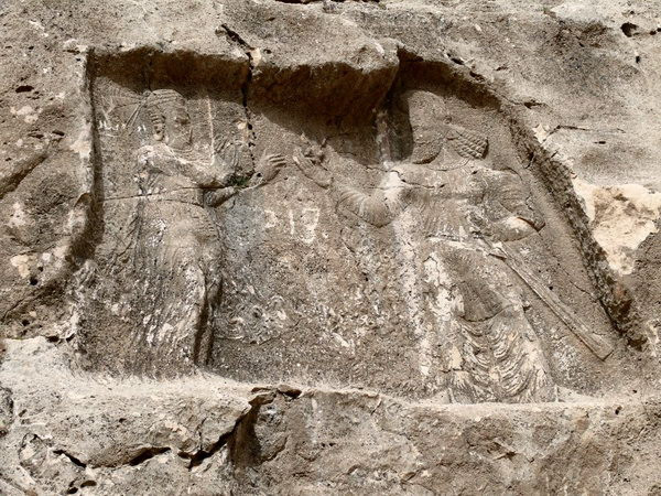 Barm-e Dilak, Relief I: queen, flower, king