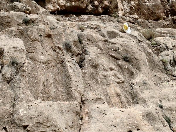 Barm-e Dilak, Reliefs II-III: king and courtier