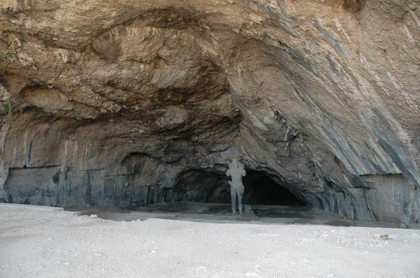Bishapur, Cave of Shapur, Inside