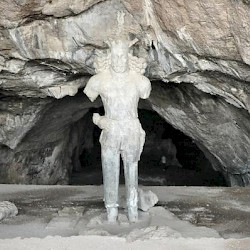 Bishapur, Cave of Shapur, Inside