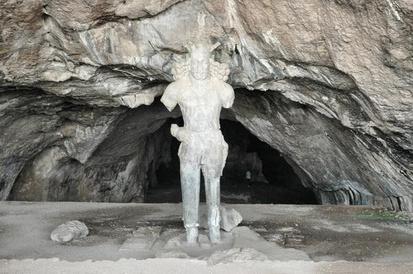 Bishapur, Cave of Shapur, Inside