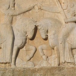 Naqš-e Rustam, Investiture relief of Ardašir I, Horses and defeated enemies