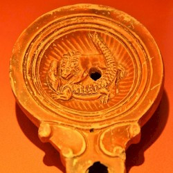 Utica, Oil lamp with a lion and a crocodile